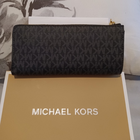 Michael Kors Jet Set Large Logo Quarter Zip Wallet - Picture 6 of 10